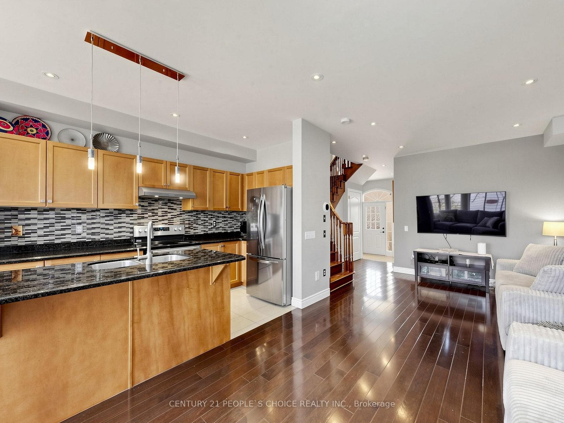 828 Khan Crescent photo 12