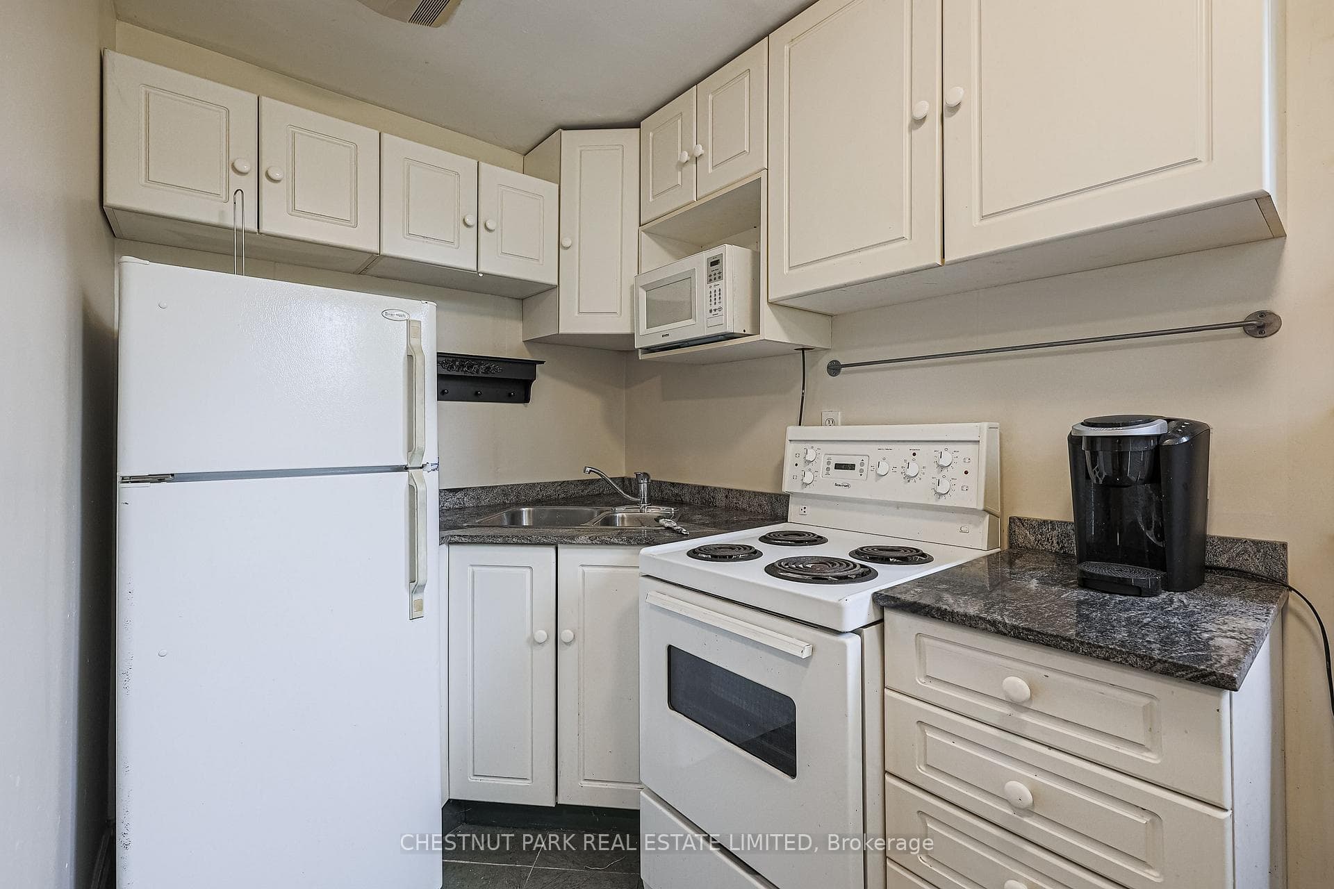 386 Sumach Street photo 4