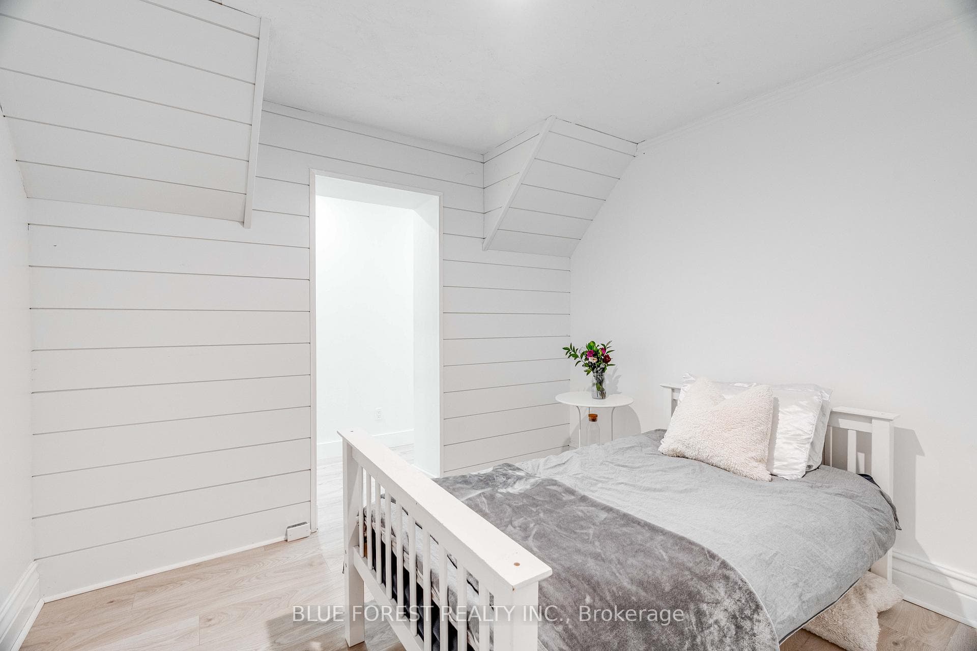 521 Upper Queen Street photo 25