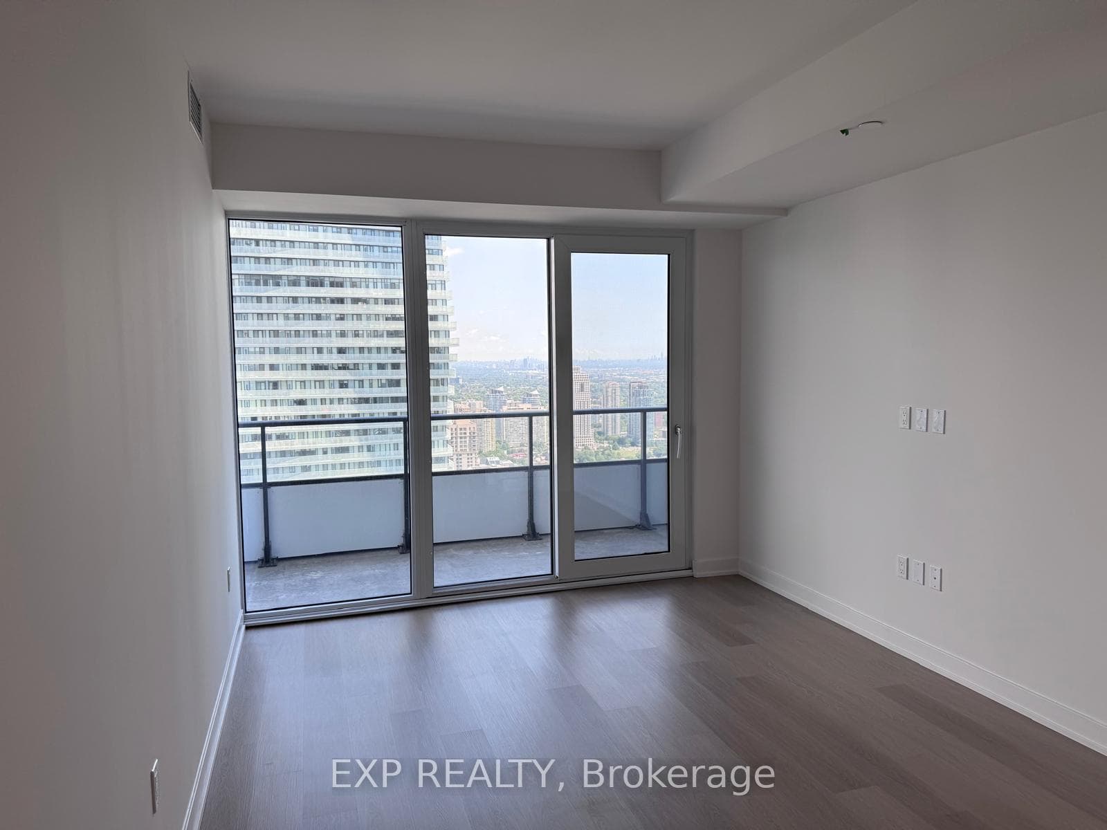 448 Burnhamthorpe Road Unit 4407 photo 4