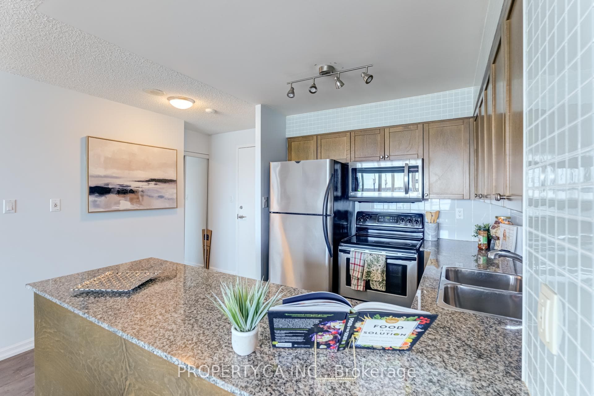 230 Queens Quay Unit 625 photo 6