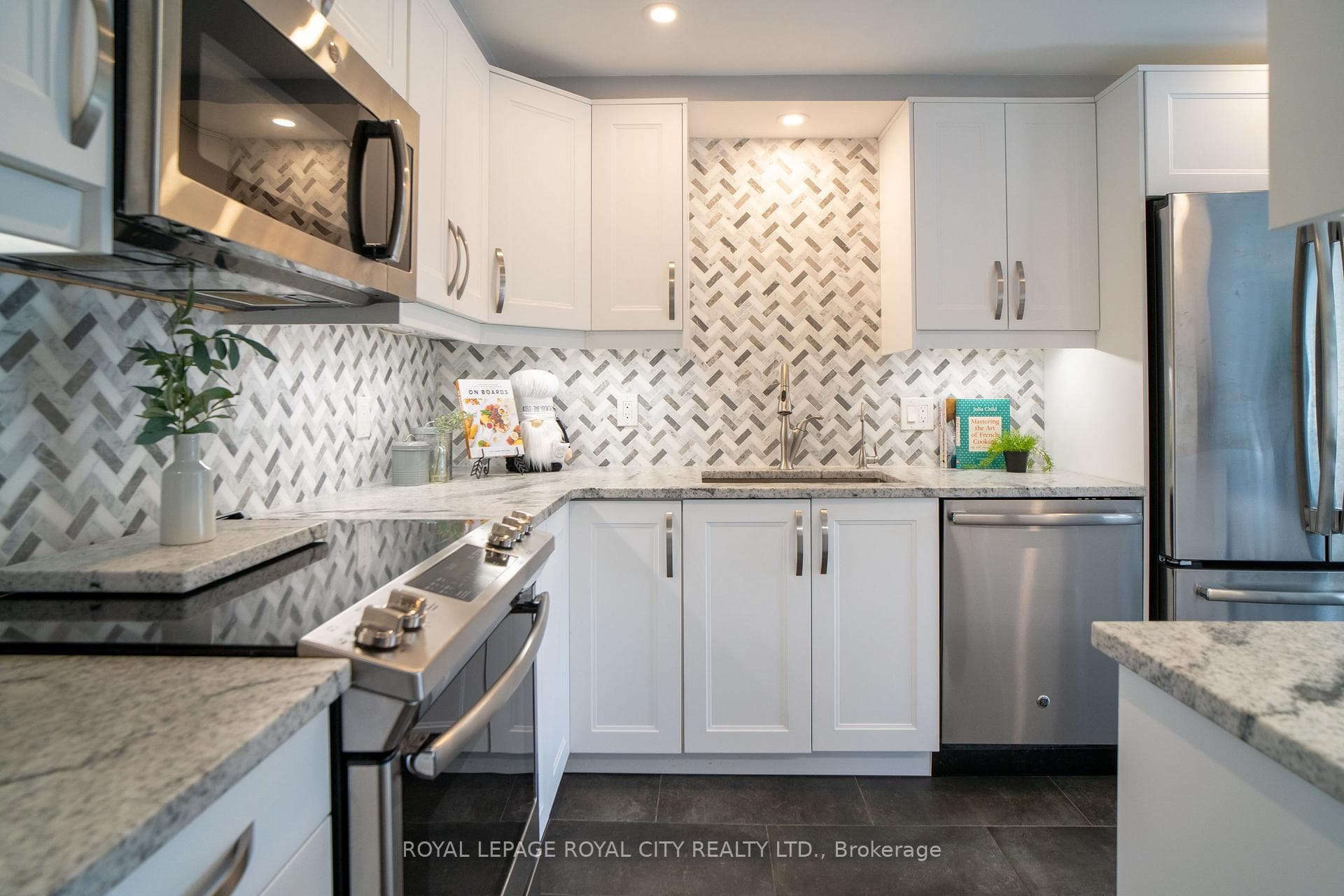 228 Tait Crescent photo 19