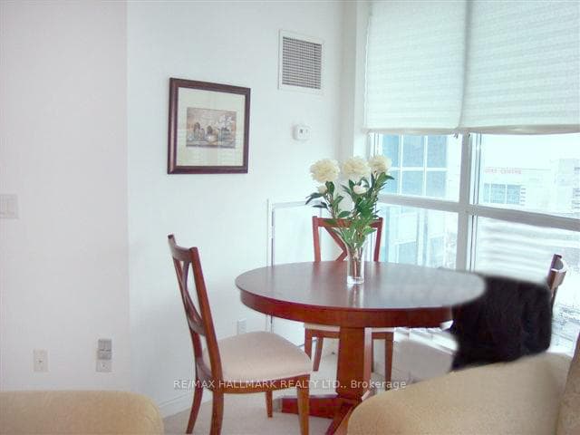 208 Queens Quay Unit 1814 photo 4