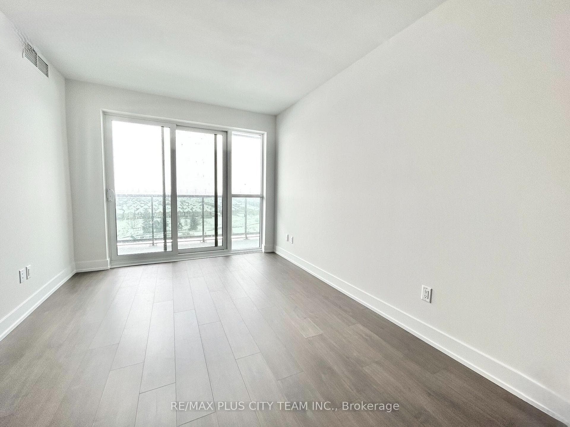 2550 Simcoe Street Unit 1217 photo 2