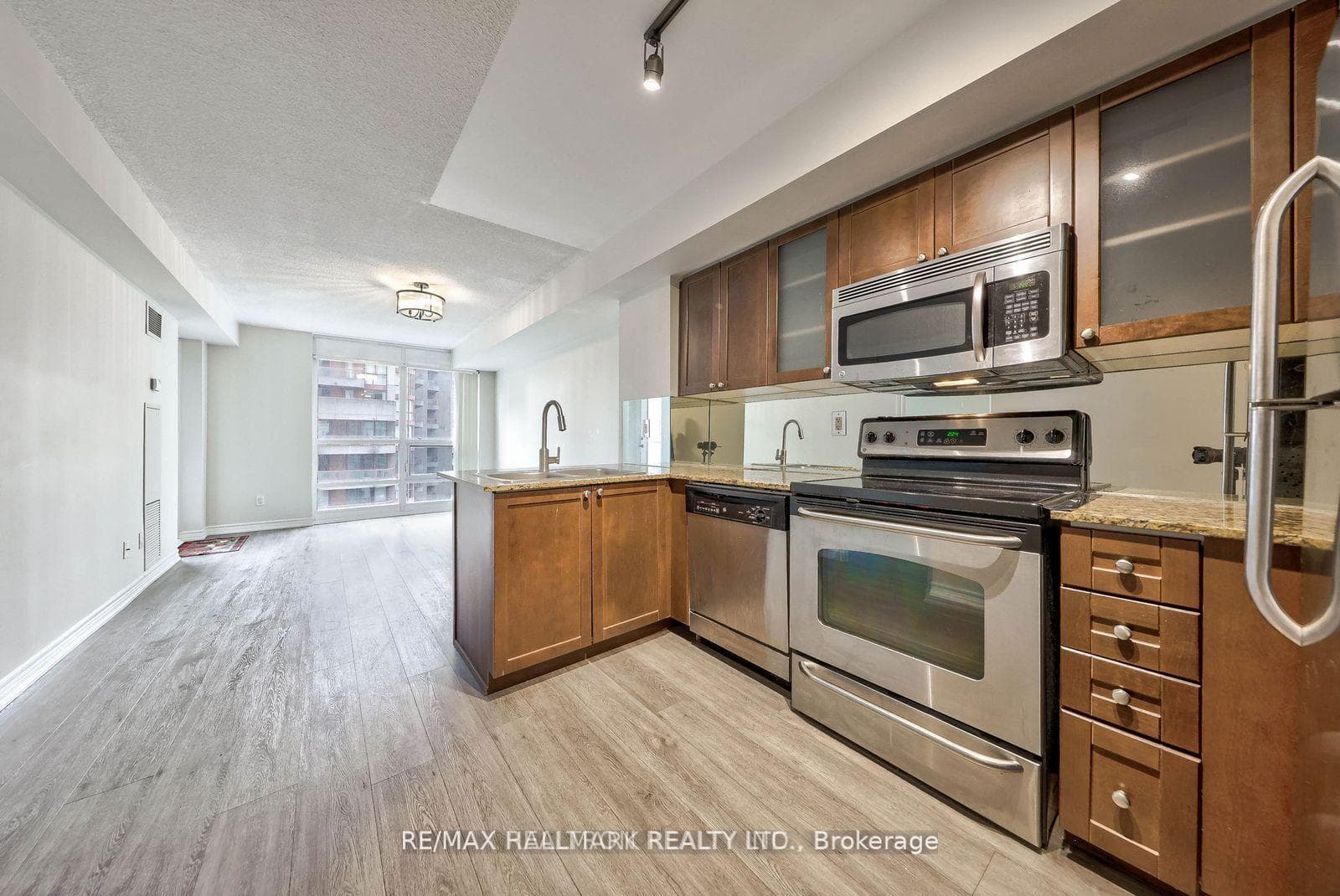 761 Bay Street Unit 610 photo 20