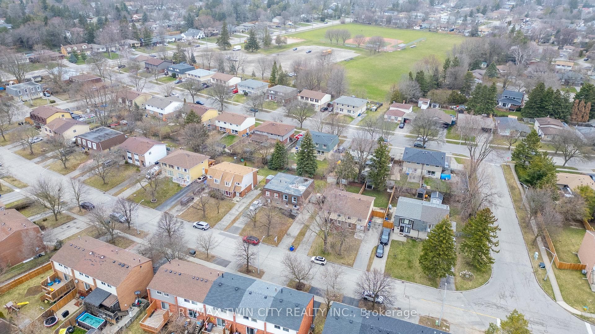 416 BAIRSTOW Crescent Unit A photo 14