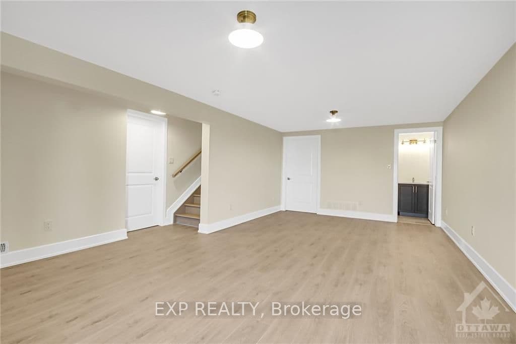 78 WHITCOMB Crescent photo 21