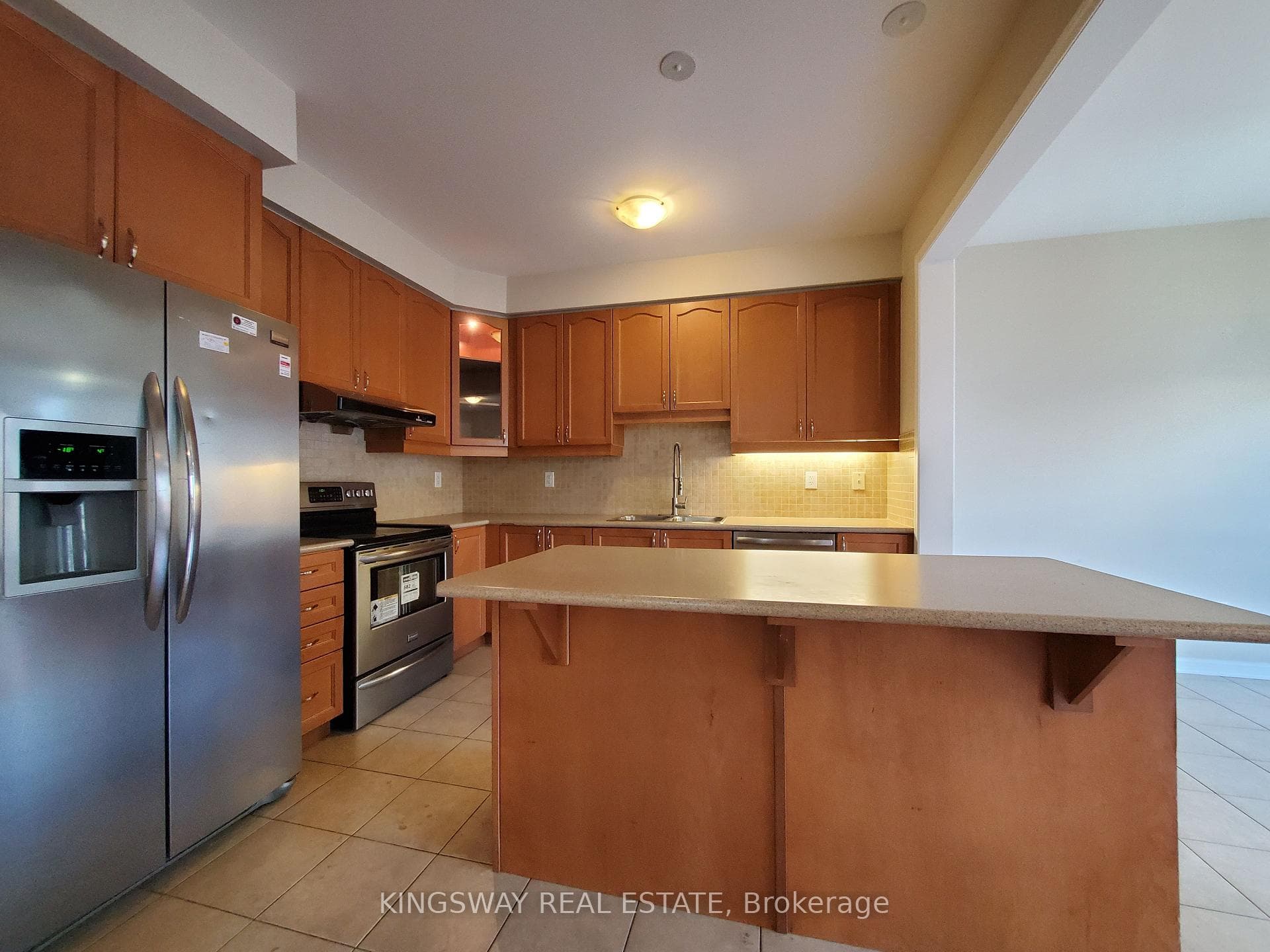 493 Tyrone Crescent photo 11