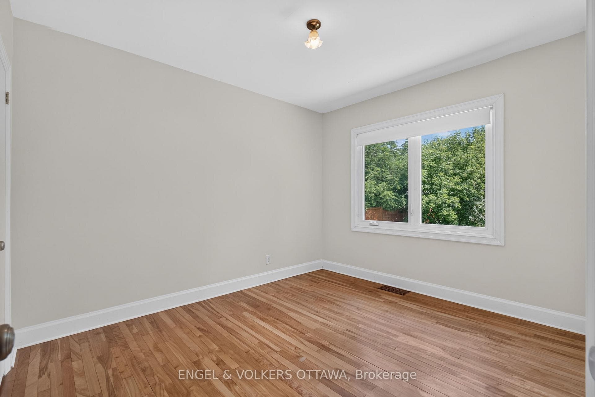 2445 Alta Vista Drive photo 12