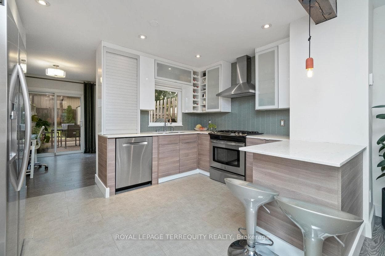 155 Blackthorn Avenue photo 13