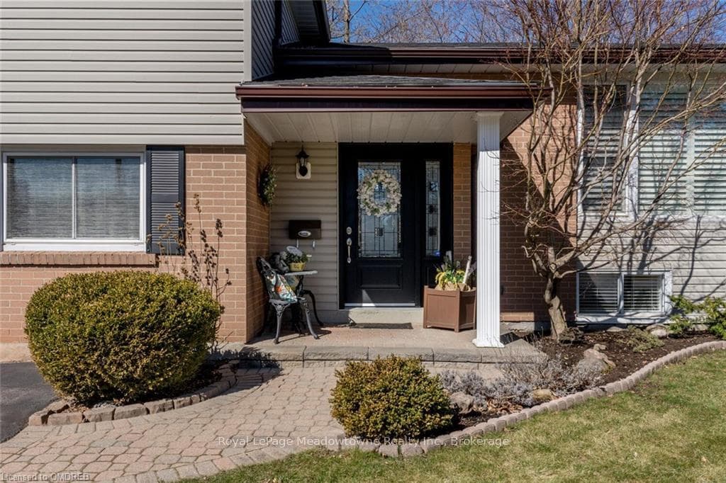 18 MOORE PARK Crescent photo 2