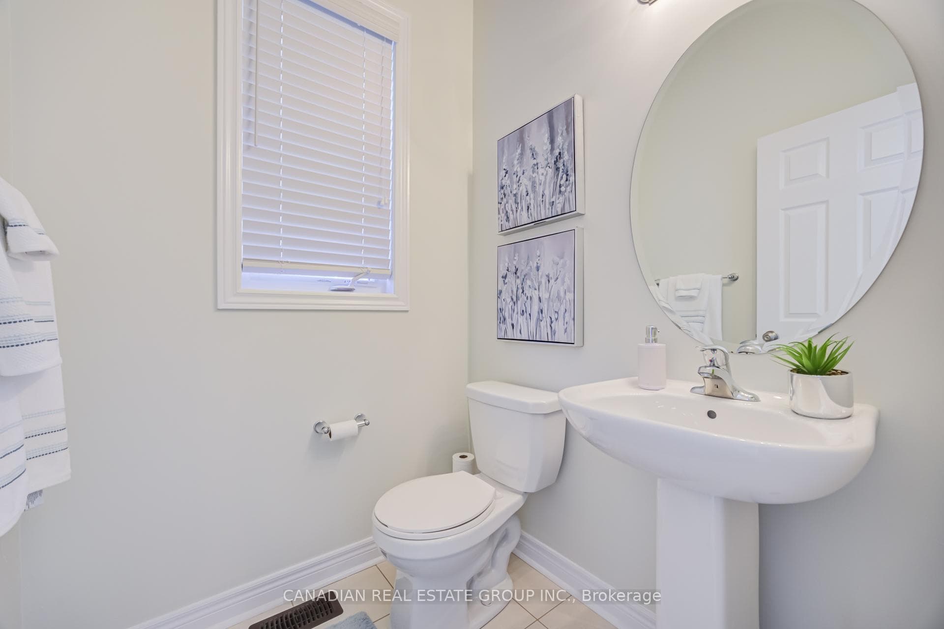 22 Schwalm Crescent photo 7