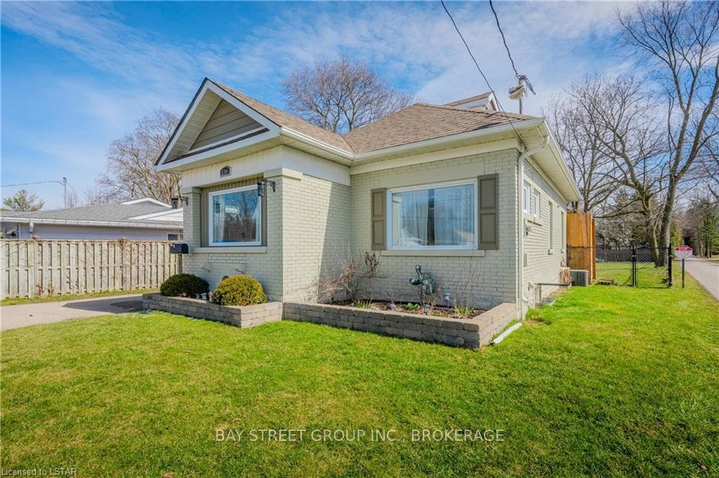 136 WOOLWICH Street photo 3