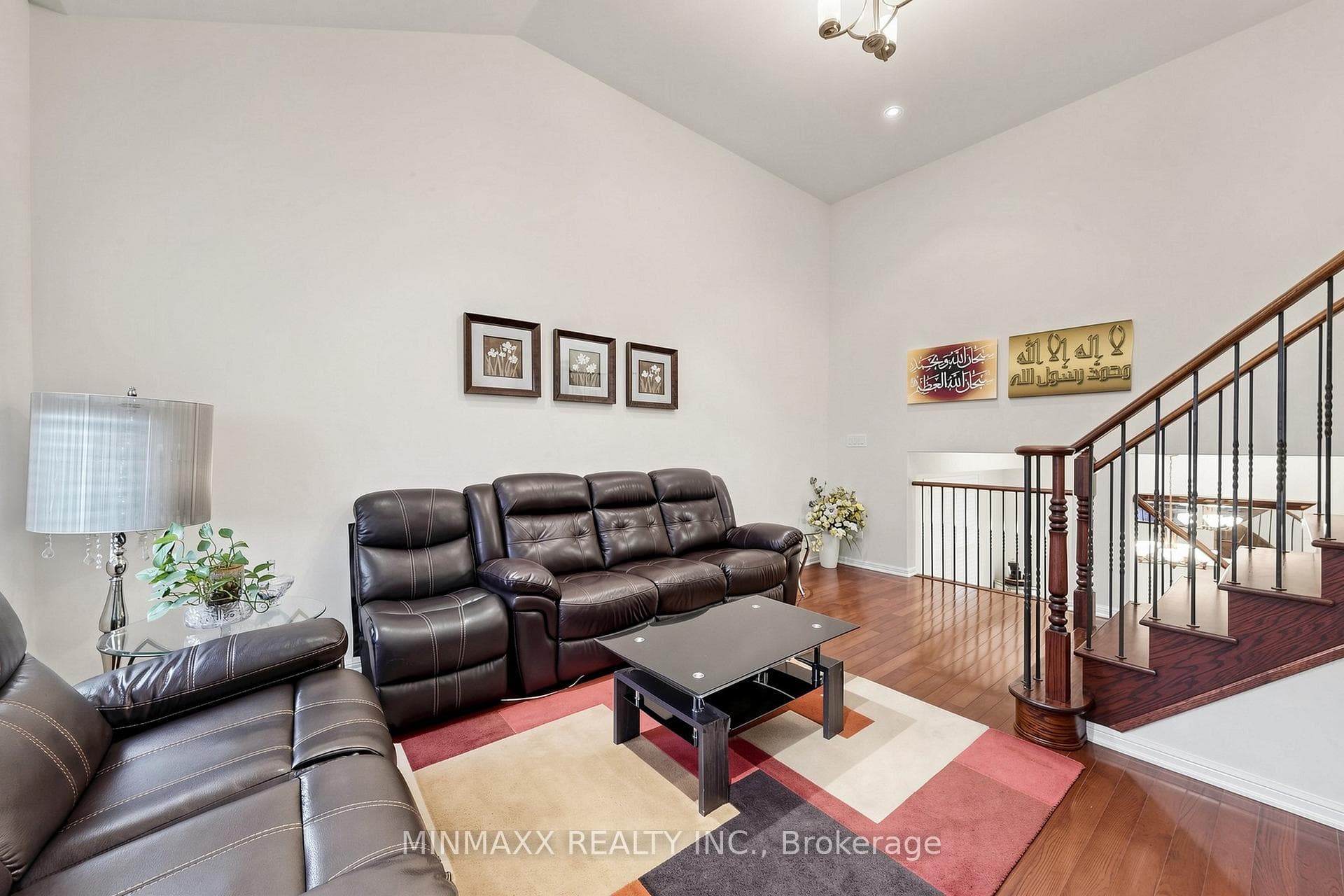 916 Minchin Way photo 26