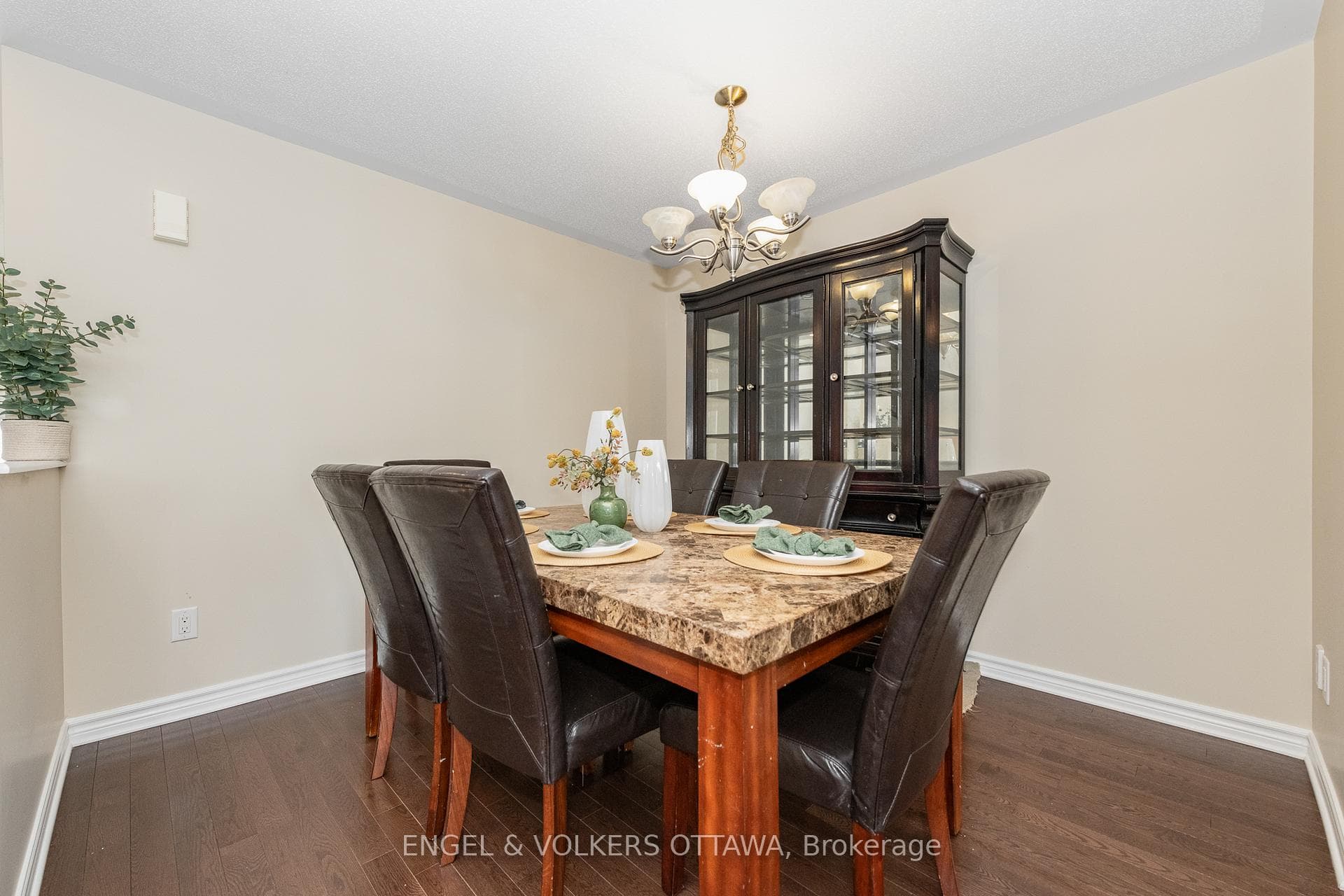 621 Trigoria Crescent photo 4