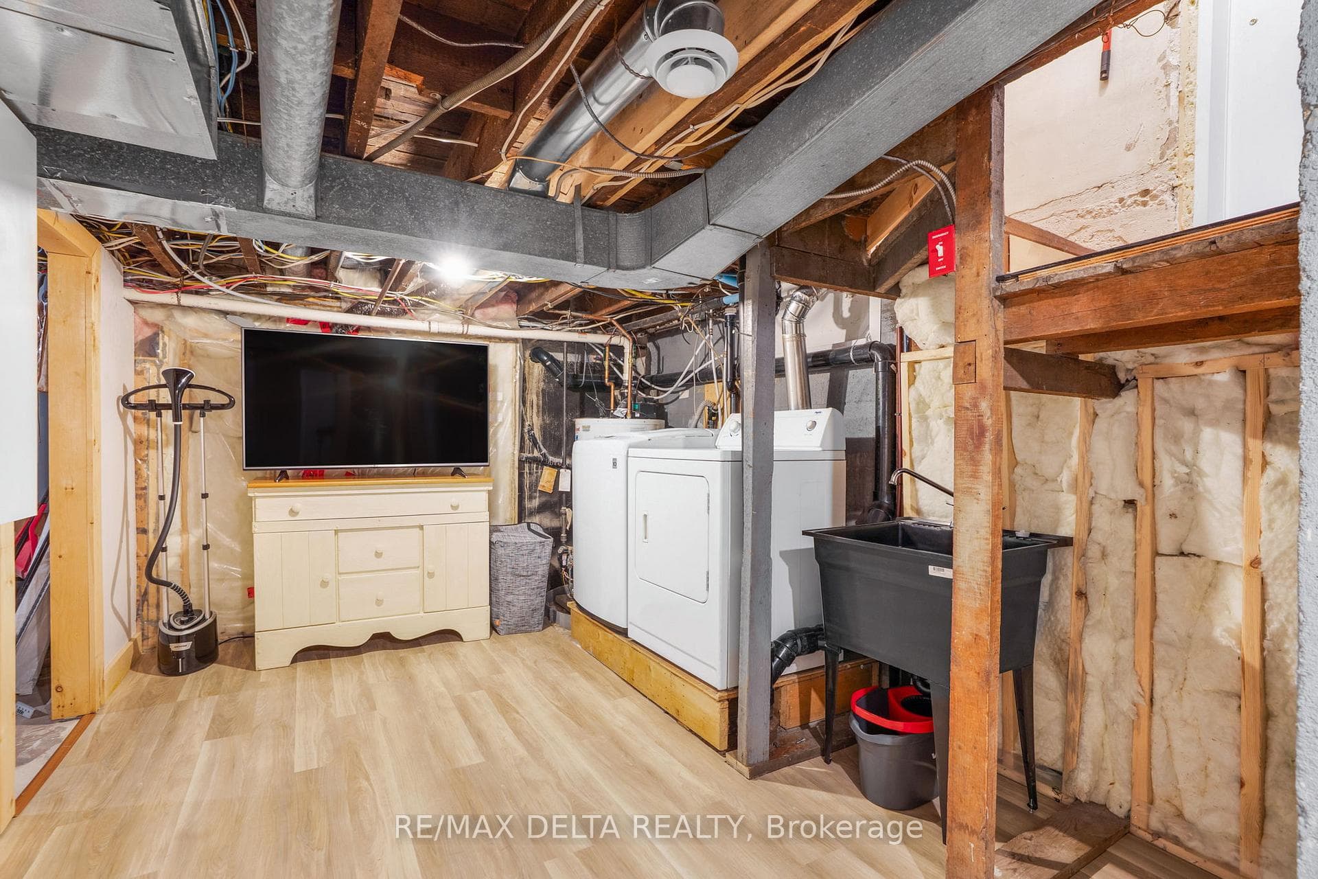 554 Allan Street photo 28