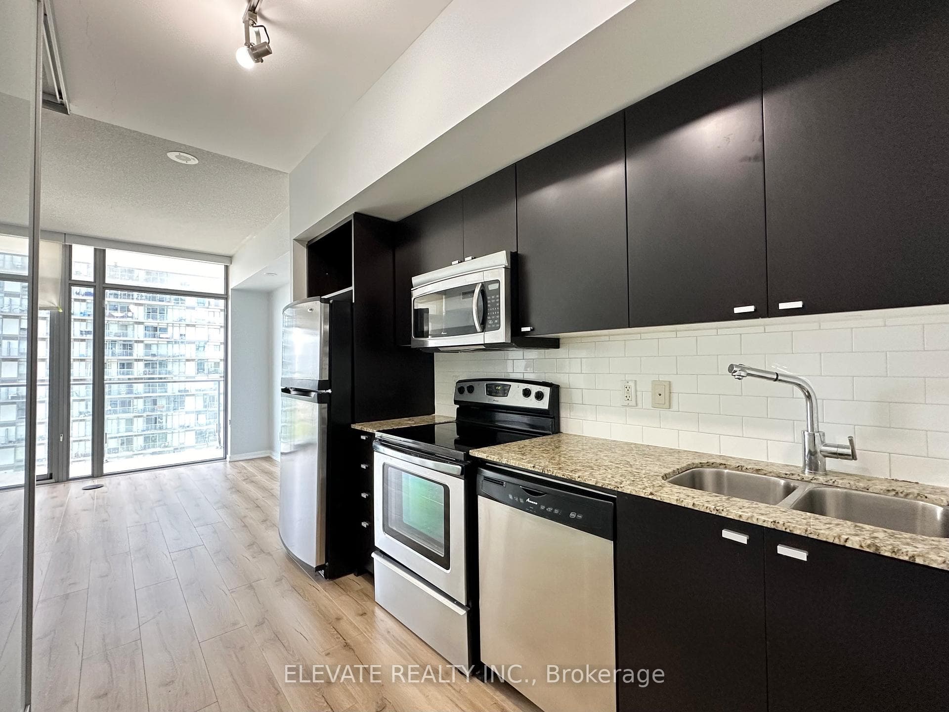 103 The Queensway Avenue Unit 1110 photo 3