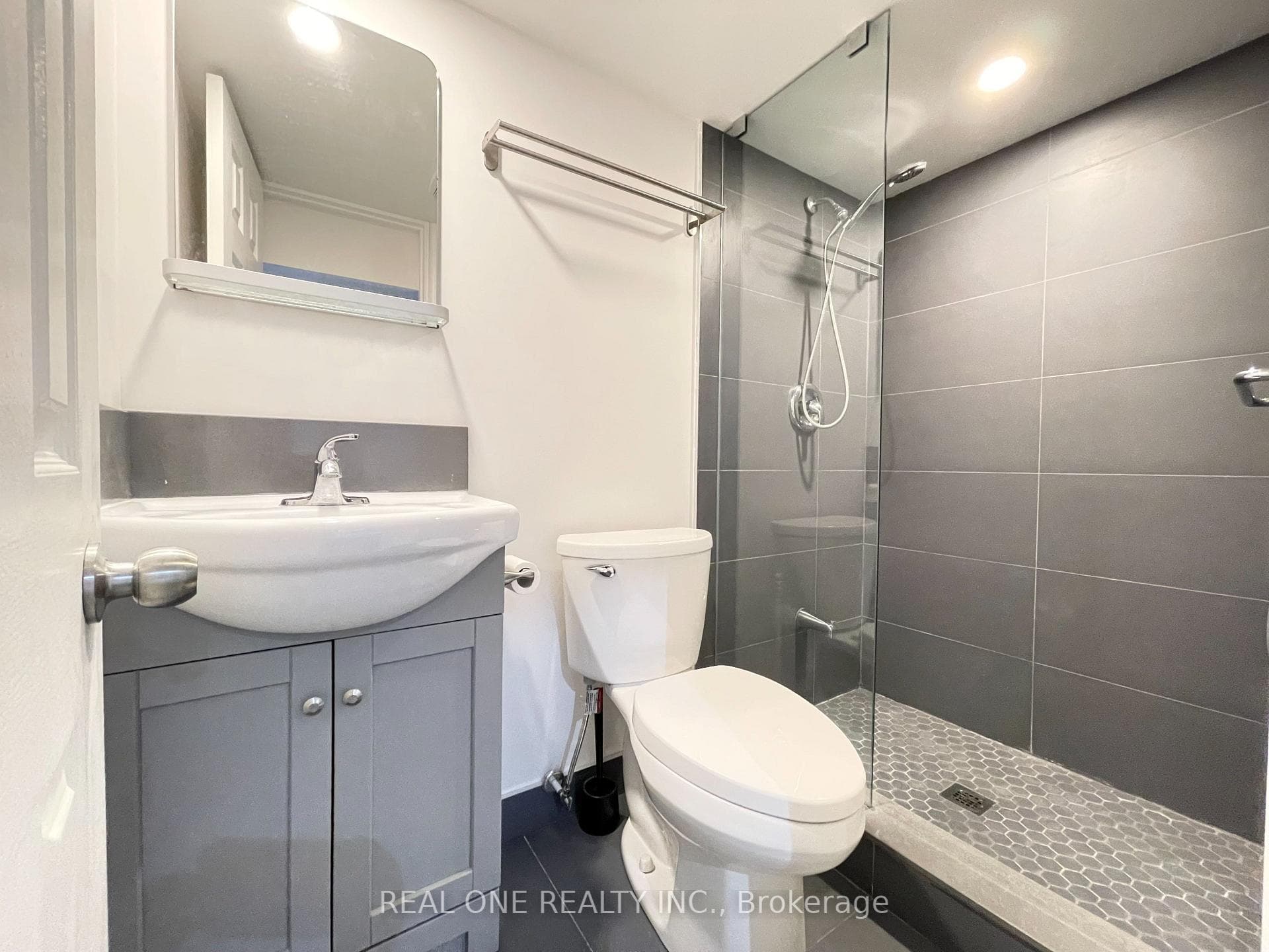 290 WESTCOURT Place photo 31