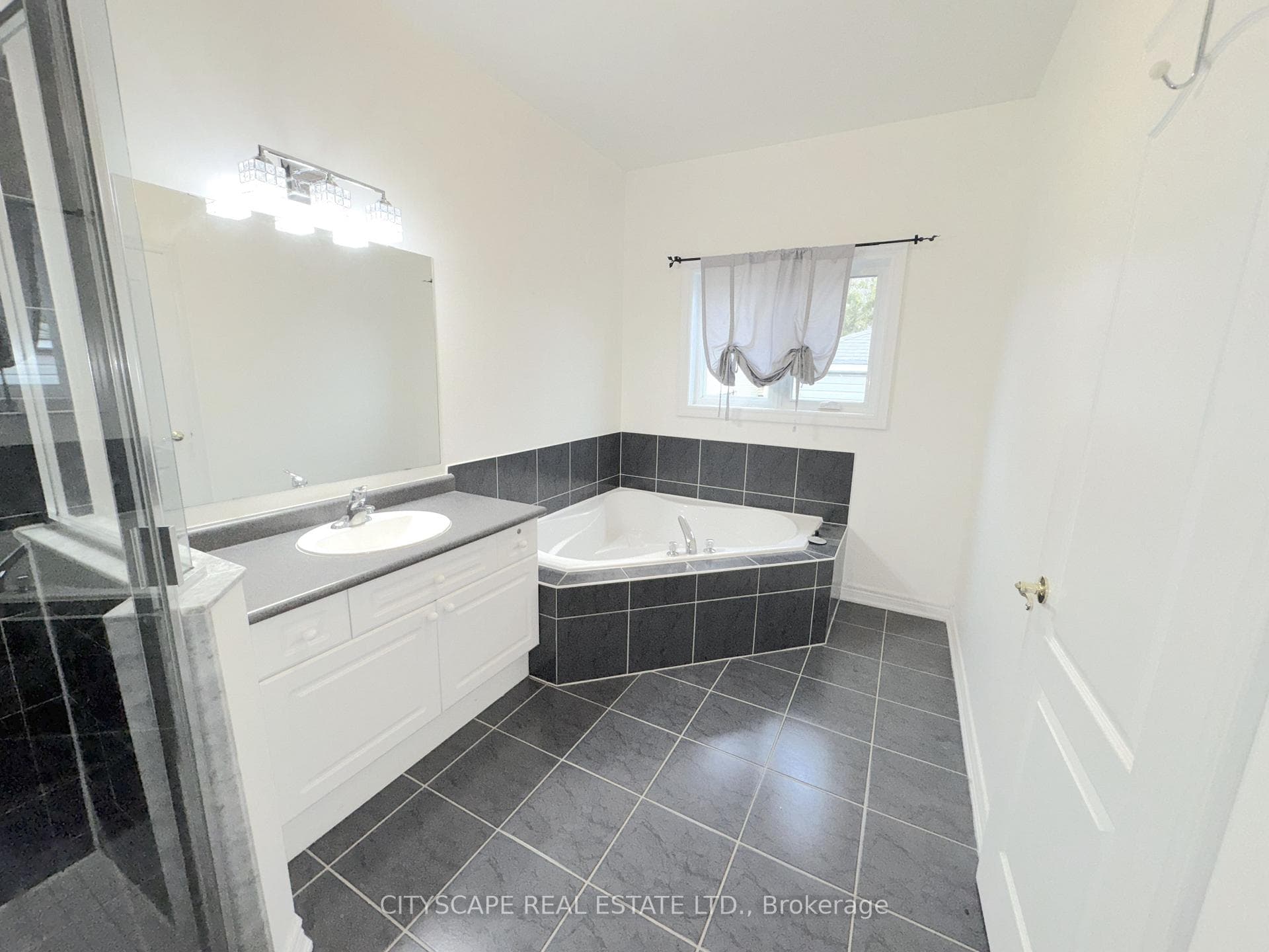 Primary Bedroom - 4pc Ensuite