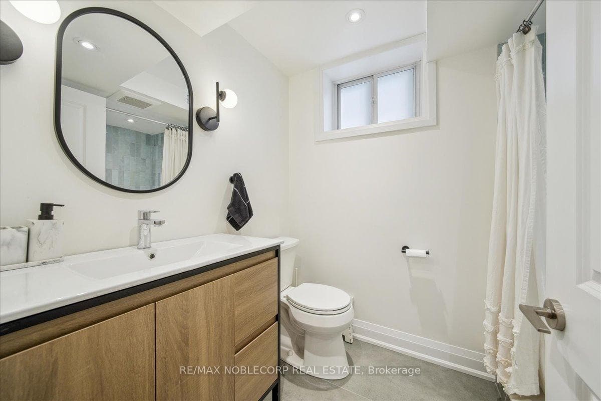 72 Christina Crescent photo 41
