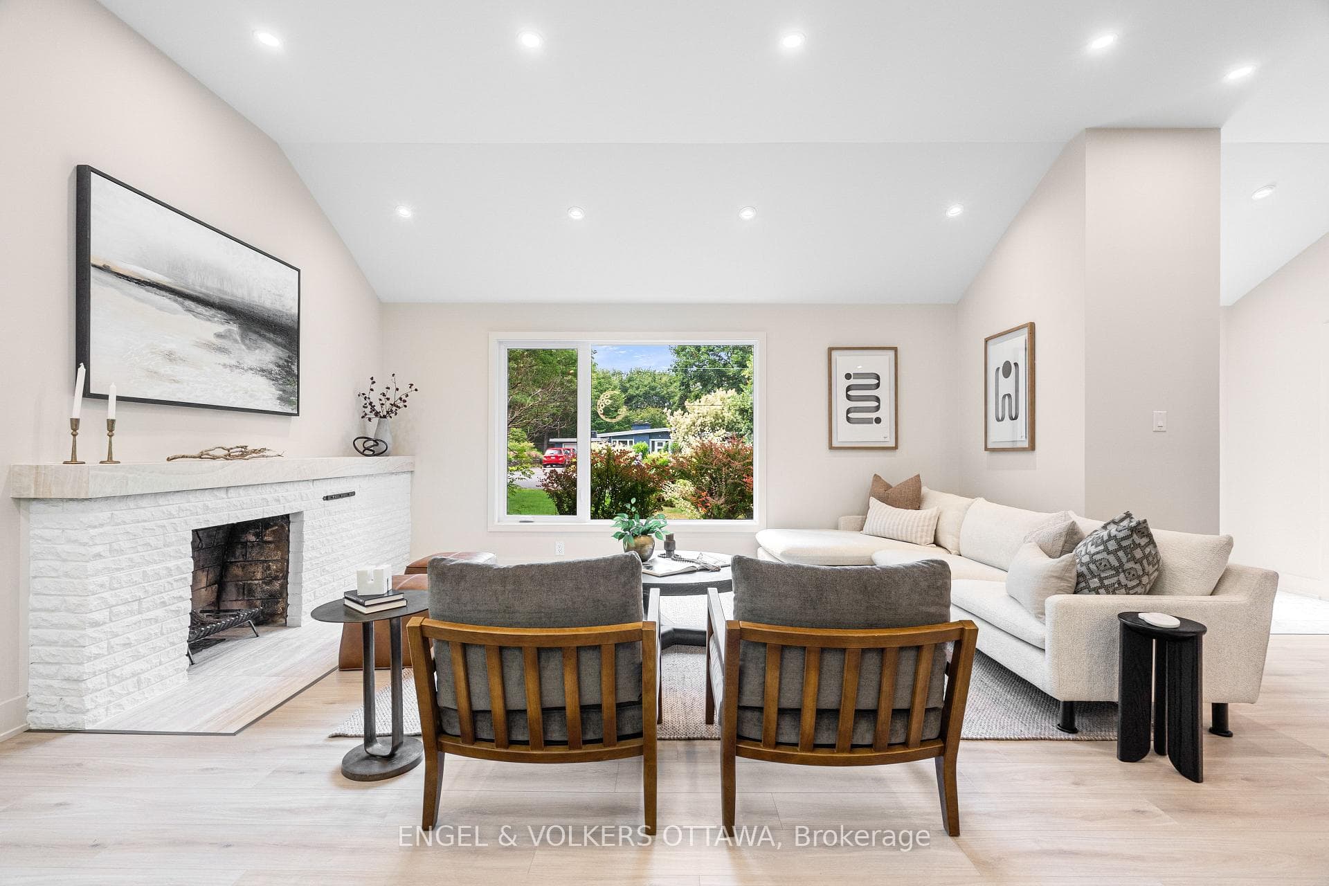 1 Amberly Place photo 7