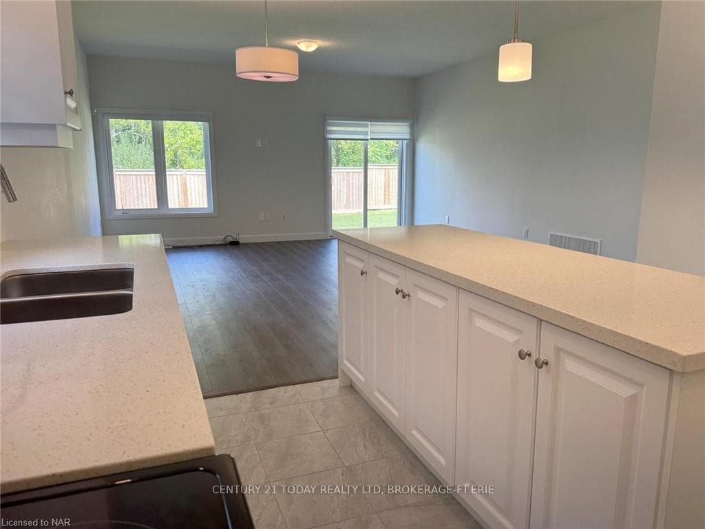 11 BEACHWALK Crescent photo 10