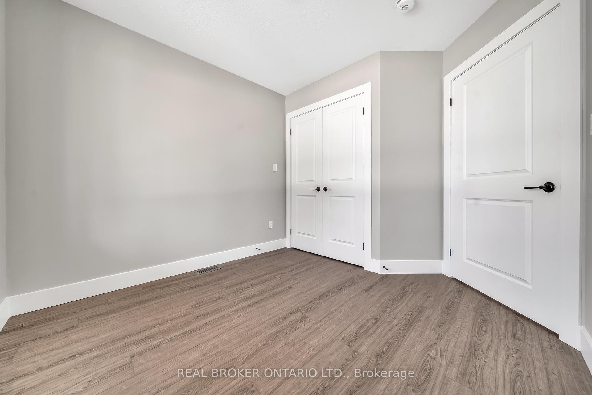 211 Queen Street photo 5