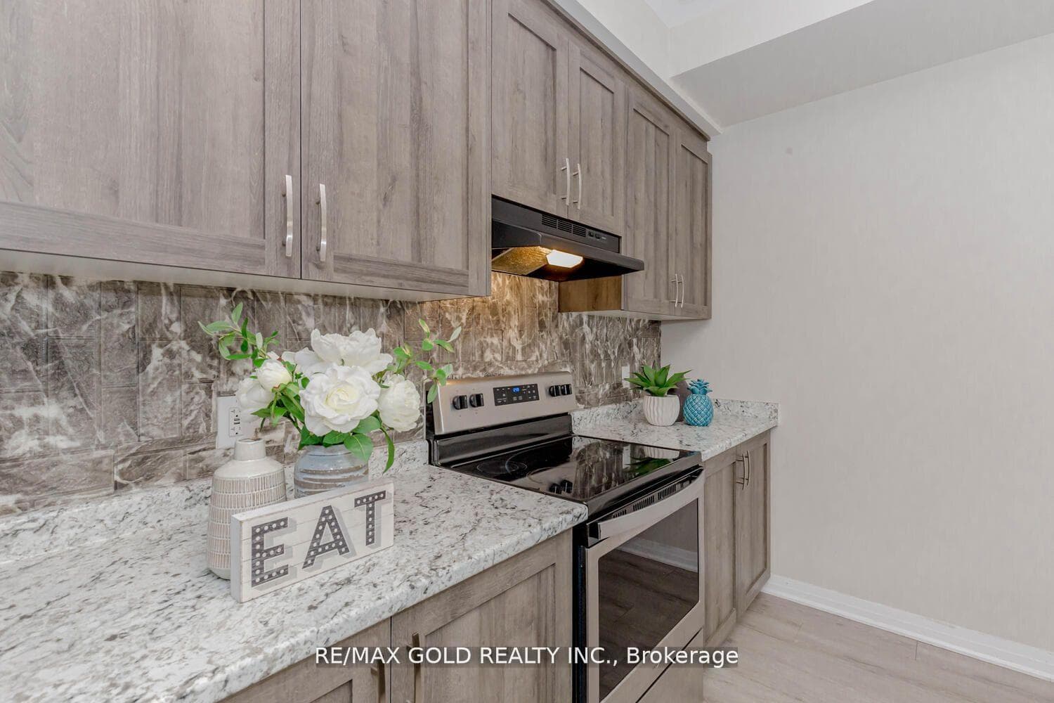 155 Thomas Slee Drive Unit 1E photo 8