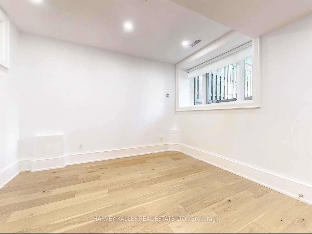 10 Duggan Avenue Unit Lower photo 12