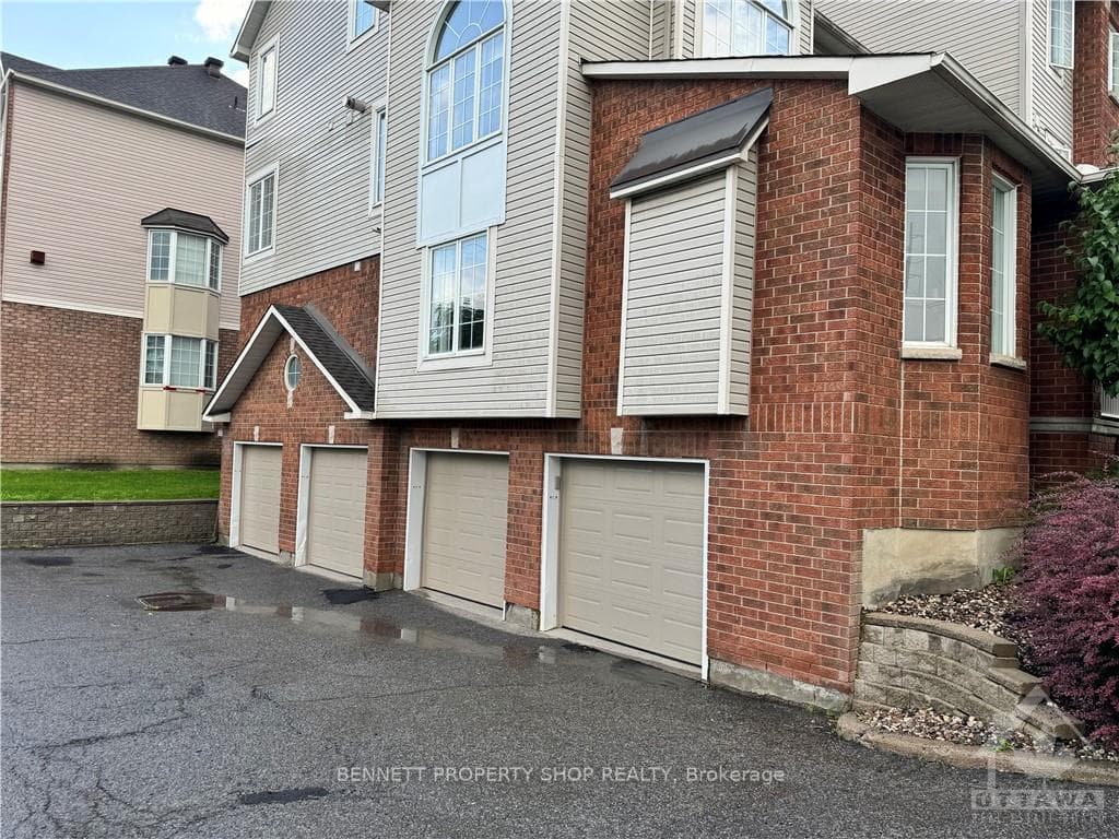 108 CENTREPOINTE Drive Unit I photo 19