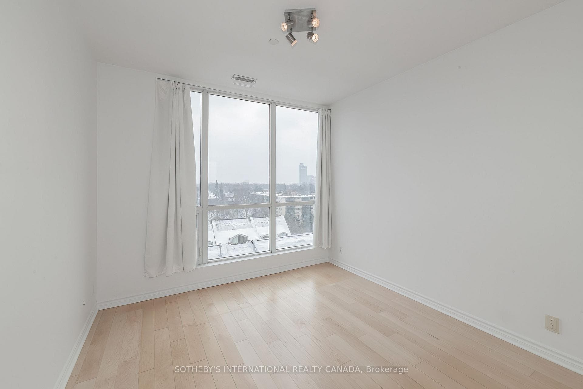 980 Yonge Street Unit 701 photo 9