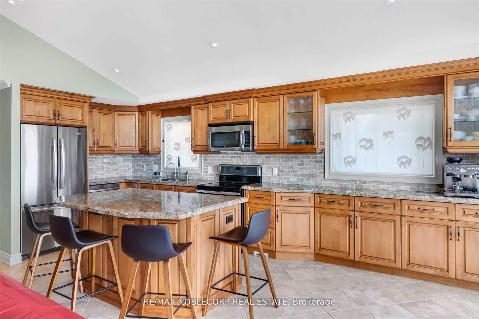 2471 Leonard Street photo 14