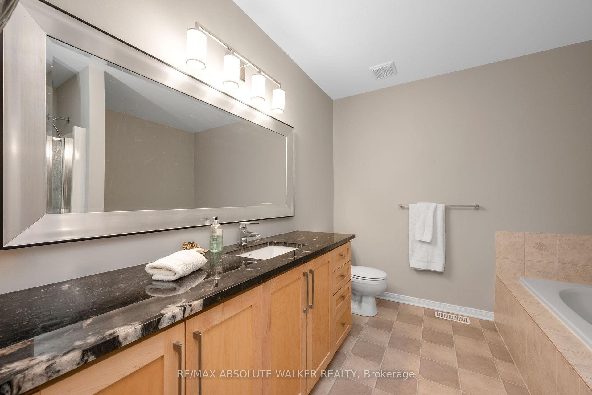 1547 Henri Lauzon Street photo 21