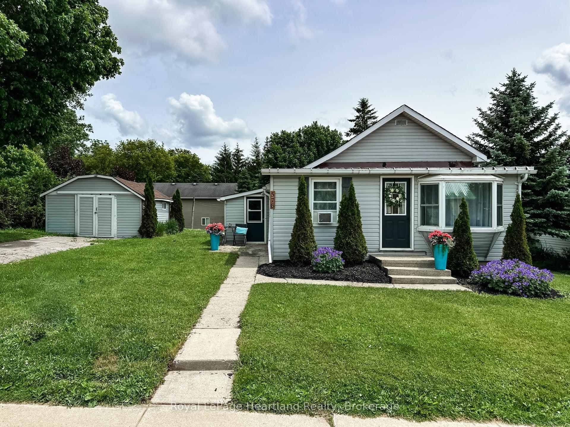 576 Queen Street photo 1