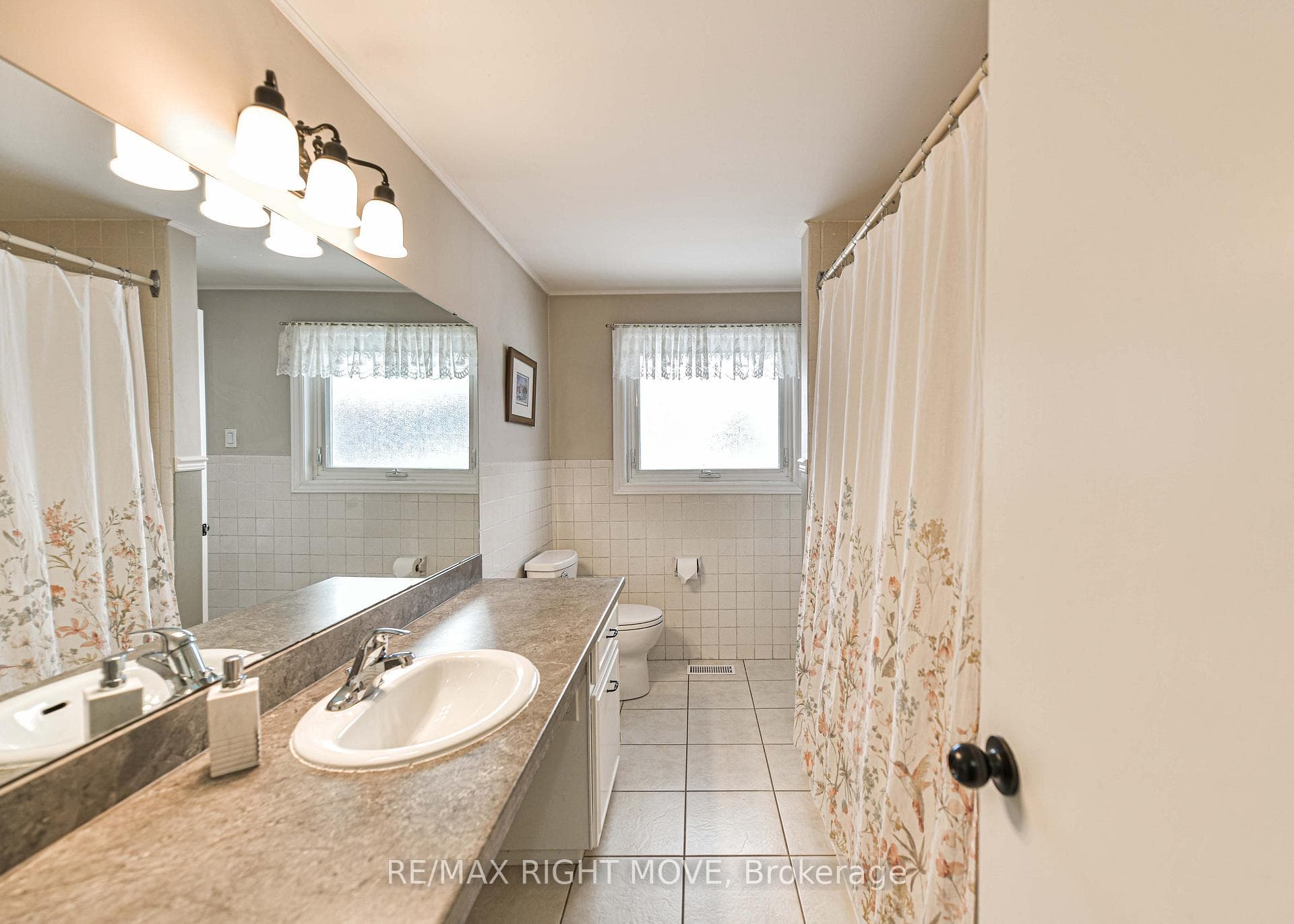 4 piece washroom on upper level