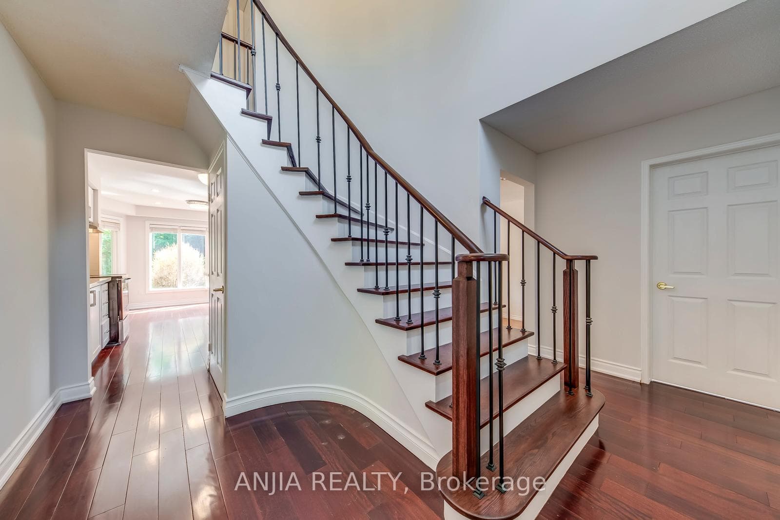 2138 Glenora Drive photo 3