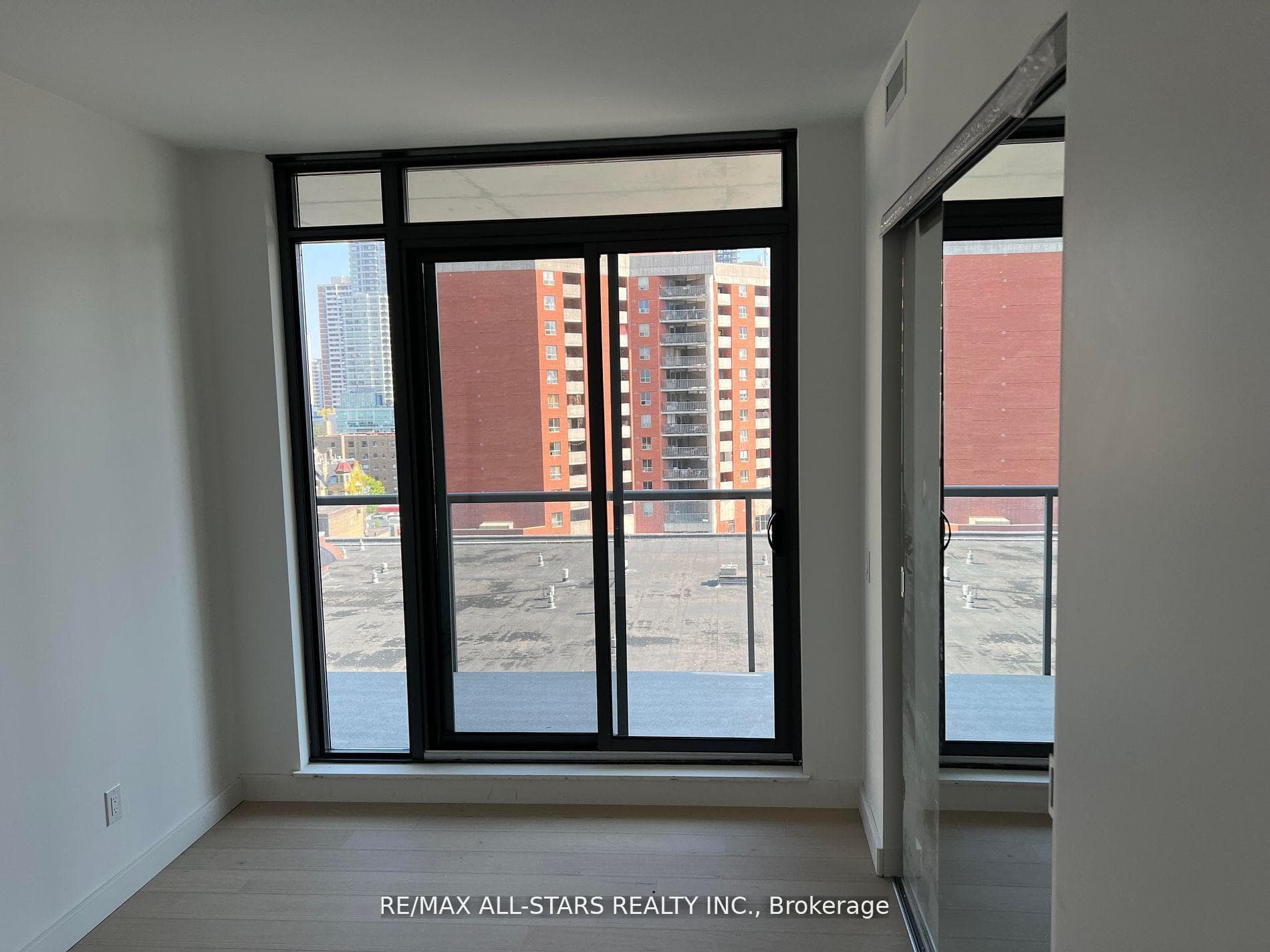 81 WELLESLEY Street Unit 1002 photo 2