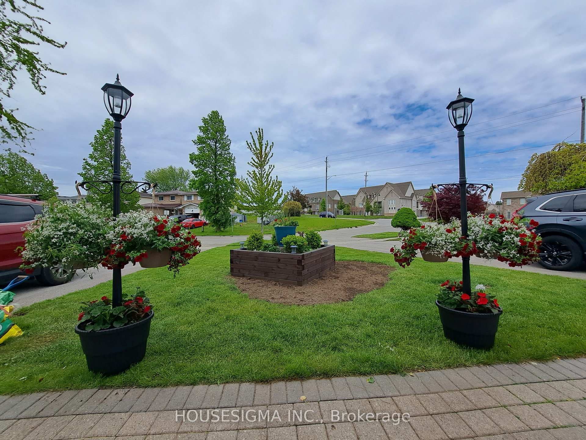 607 Down Crescent photo 2