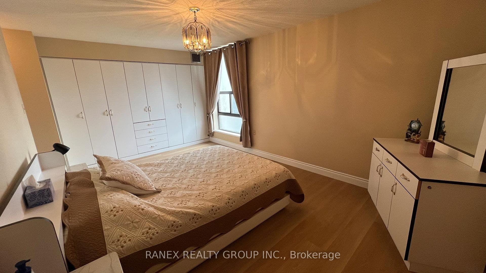 18 Knightsbridge Road Unit 1012 photo 21