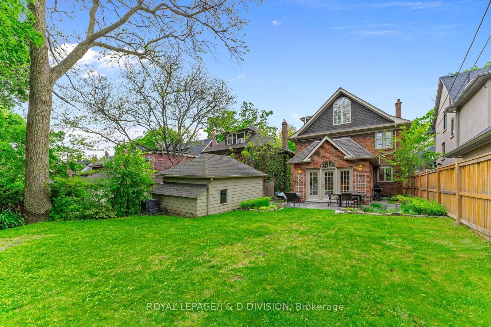 Spacious wide yard