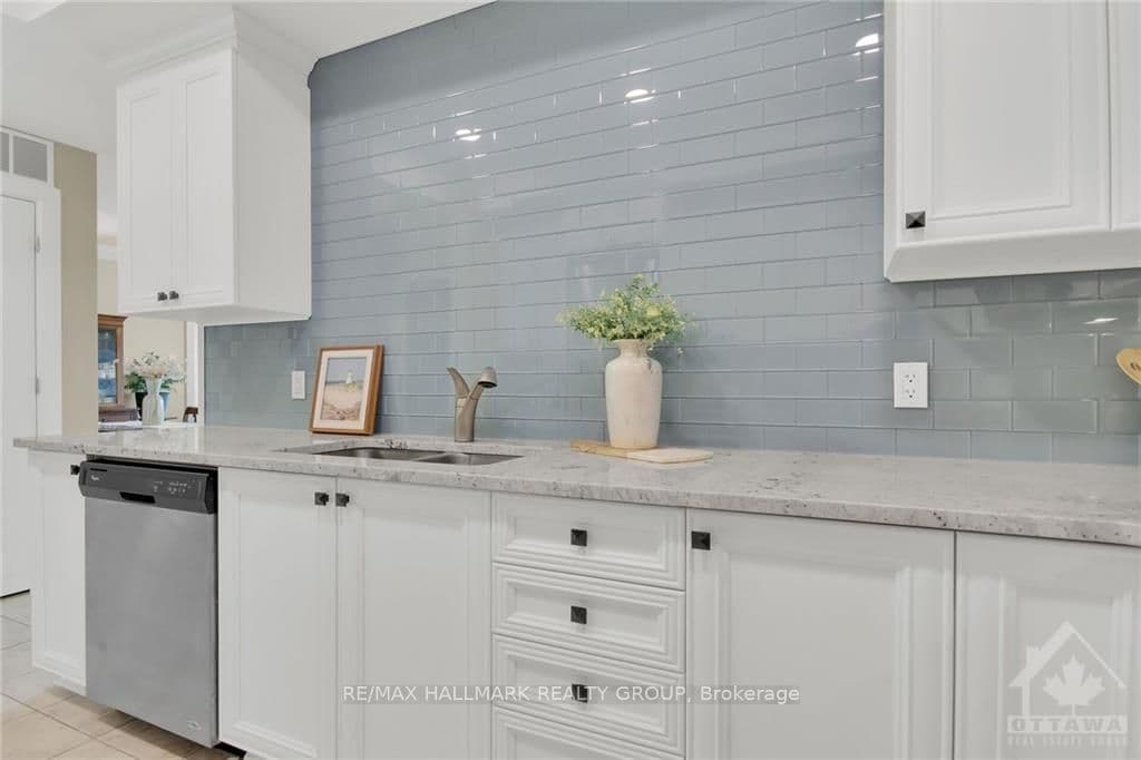 615 LONGFIELDS Drive Unit 302 photo 10
