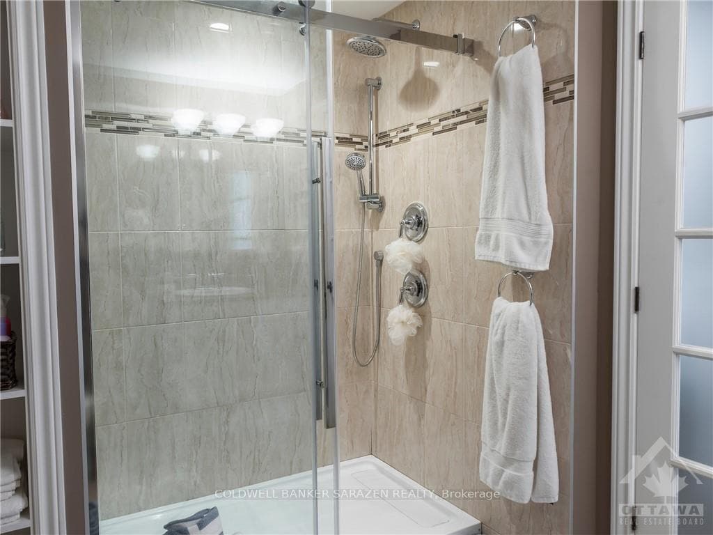 112 RUSSELL Street photo 21