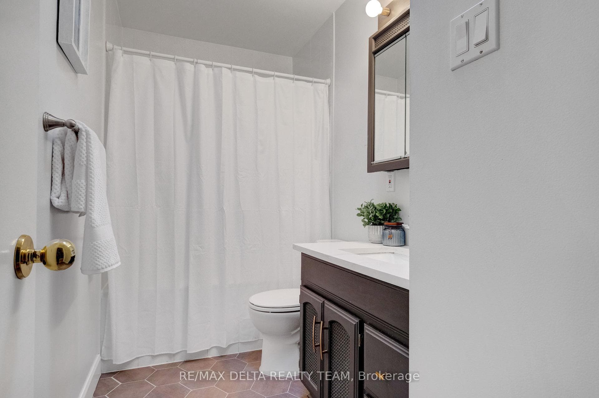 2210 Bickerton Avenue photo 23