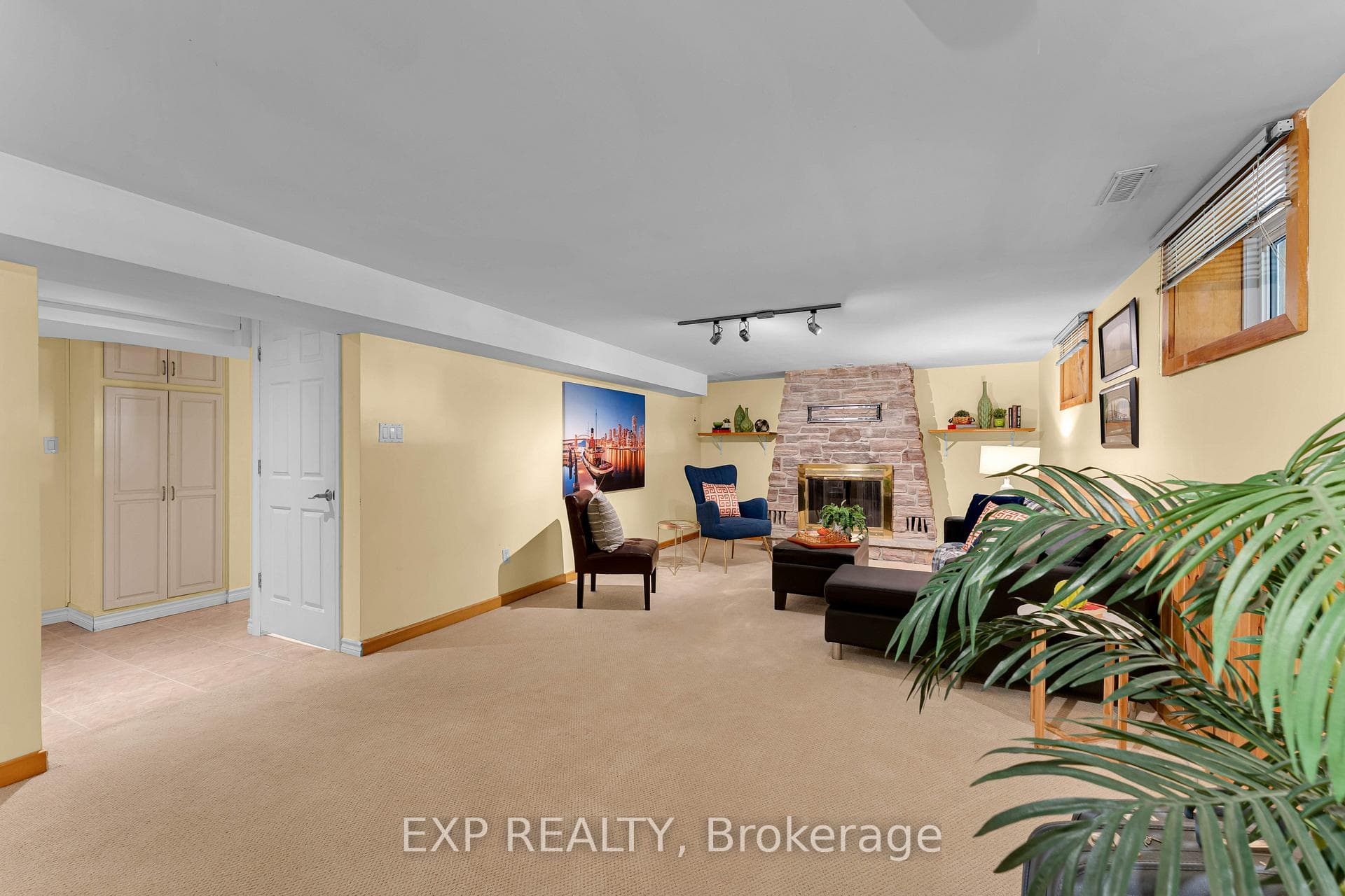 450 Coronation Boulevard photo 32
