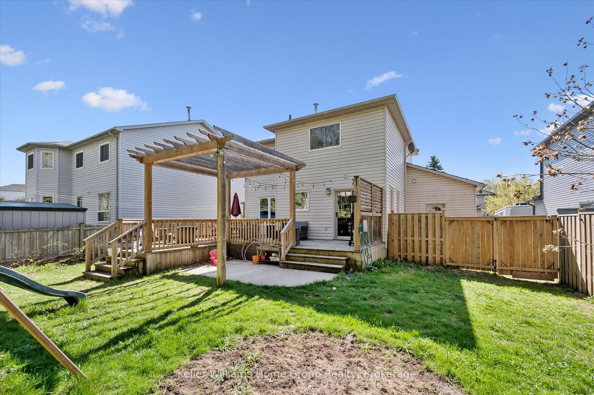 209 Elizabeth Crescent photo 36