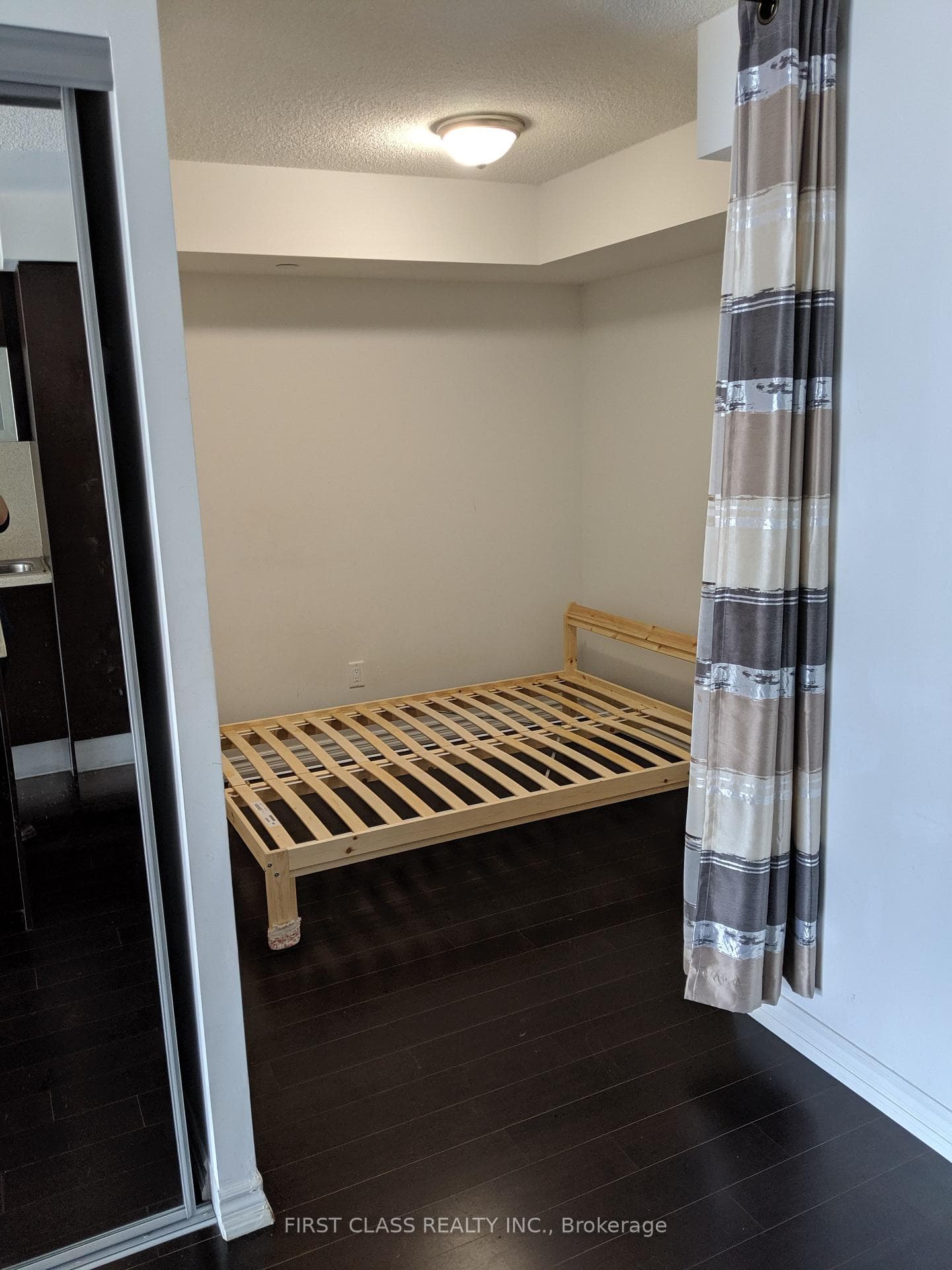 386 Yonge Street Unit 820 photo 5