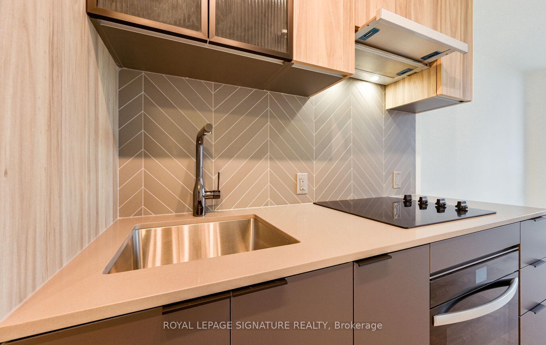 1037 The Queensway N/A Unit 707 photo 25