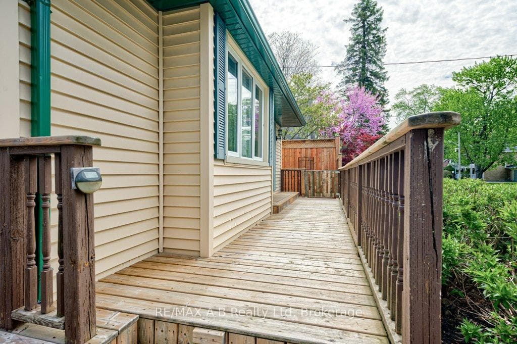 304 Douglas Street photo 4