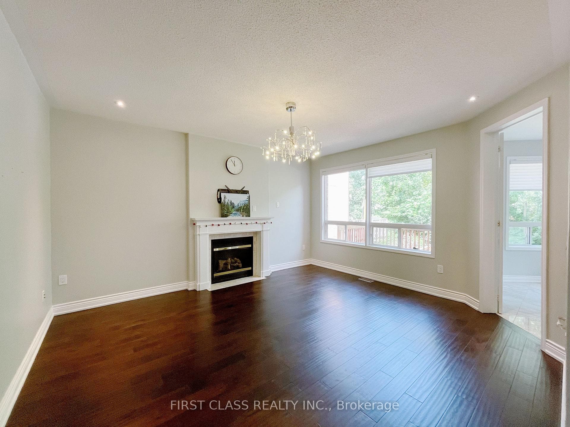 22 Delphinium Avenue Unit Upper photo 3