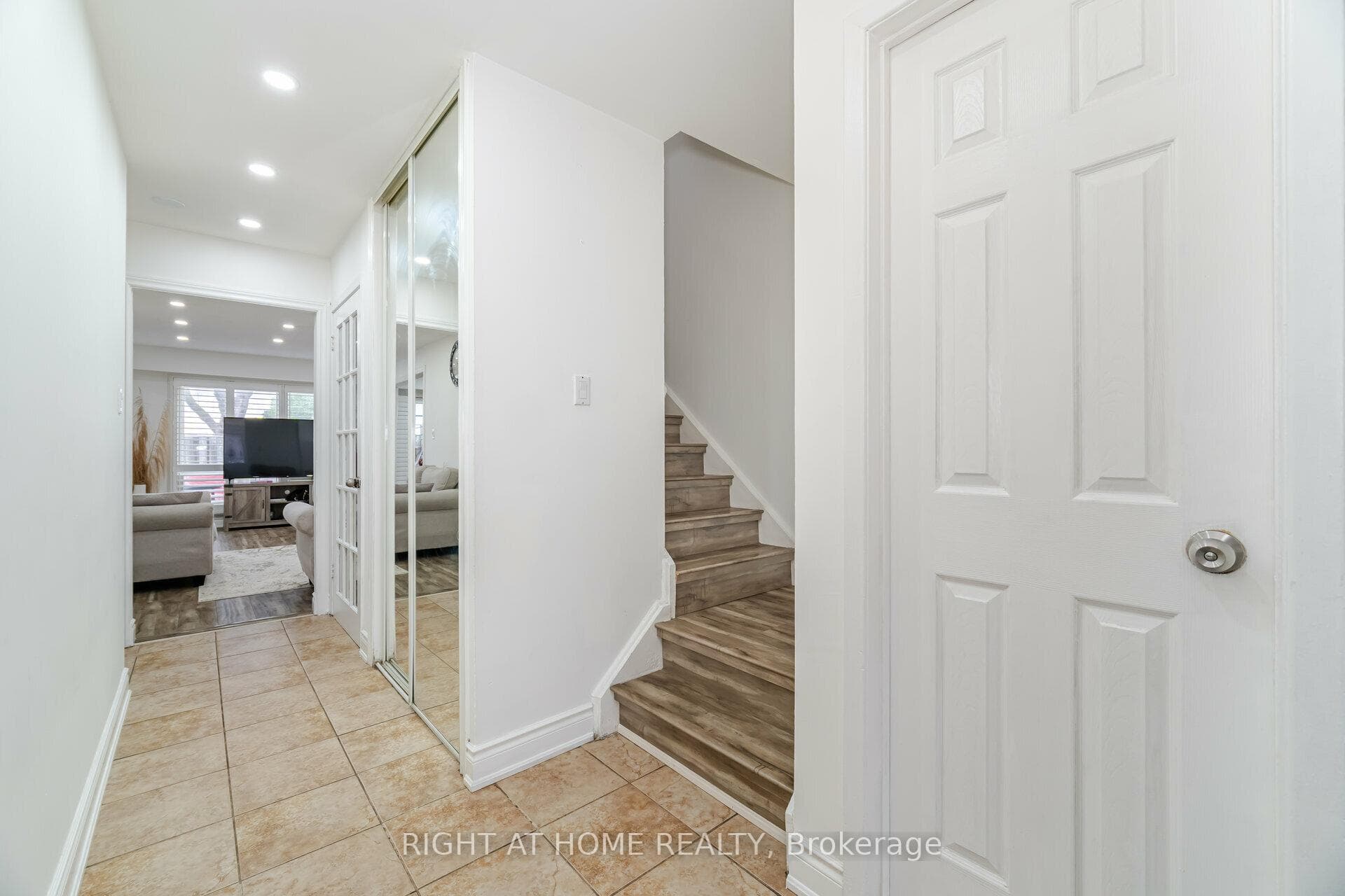 7406 Darcel Avenue Unit 26 photo 8